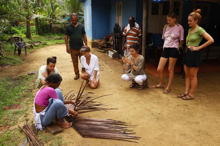 Kerala: Backwater Village Punting Boat Cruise with Lunch