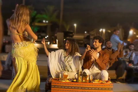 Dubai: Cena Premium nel deserto, barbecue, giro in cammello e spettacoli