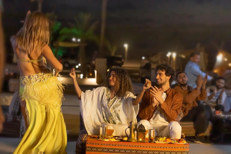 Dubaï : Excursion en caravane dans le désert avec buffet et spectacle vivantDîner du Caravanerai du désert de Dubaï avec spectacle en direct