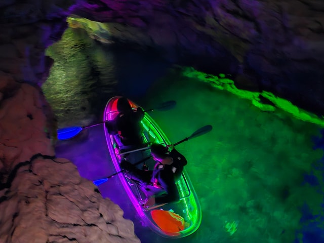 Pula: Istrië Grot LED Verlichte Kajak Tour by Night