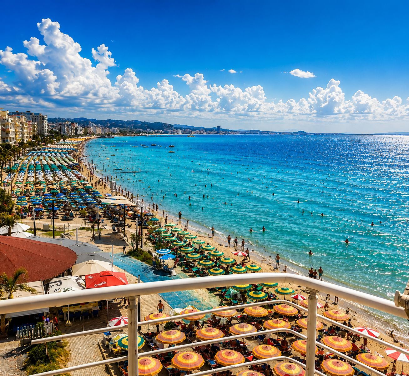 Das antike Durrës, das römische Amphitheater und ein Sandstrand an der Adria