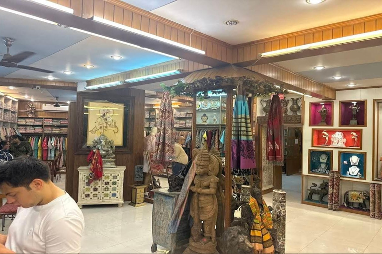 Delhi: Guided Shopping Tour Experience With Female Guide Delhi: Full-Day Private Shopping Tour with Female Guide