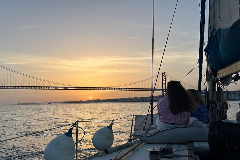 رحلة بحرية لمدة ساعتين في لشبونة على متن سفينة غروب الشمسرحلة بحرية لشبونة غروب الشمس لمدة ساعتين