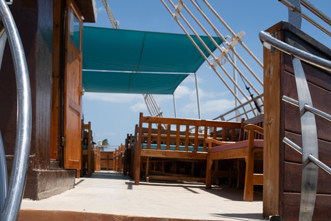 Boat Tour in La Goulette: Lunch and Swimming off Carthage & Sidi Bou Said Boat tour in La Goulette: Lunch and swim off Carthage & Sidi Bou Said