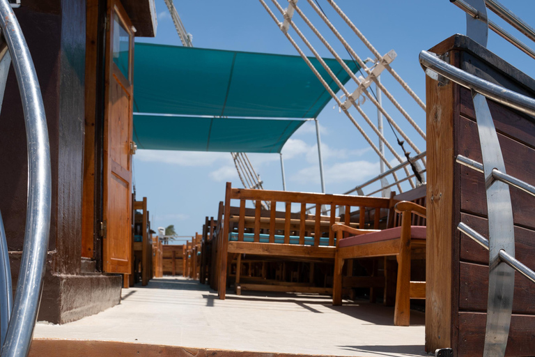 Boat Tour in La Goulette: Lunch and Swimming off Carthage & Sidi Bou Said Boat tour in La Goulette: Lunch and swim off Carthage & Sidi Bou Said