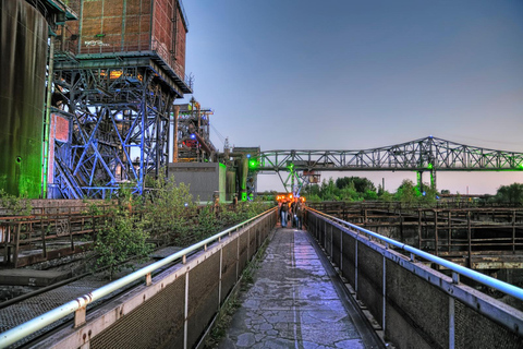 Fakkeltocht door de oude ijzerfabriek