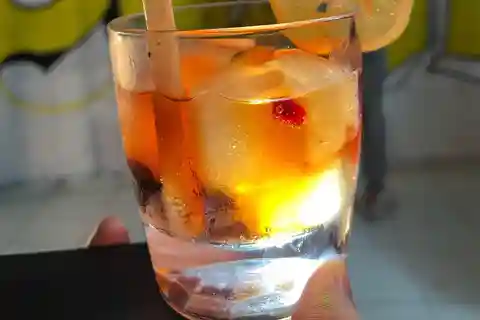 Lav graffiti og drik cocktails - Sip og spray med de lokale