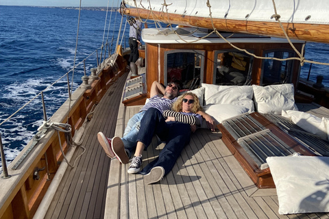 Marseille: Romantic brunch on a sailboat & Calanques, Valentine's Day special