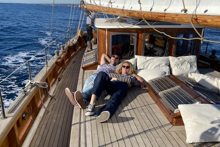 Marseille: Romantic brunch on a sailboat & Calanques, Valentine's Day special