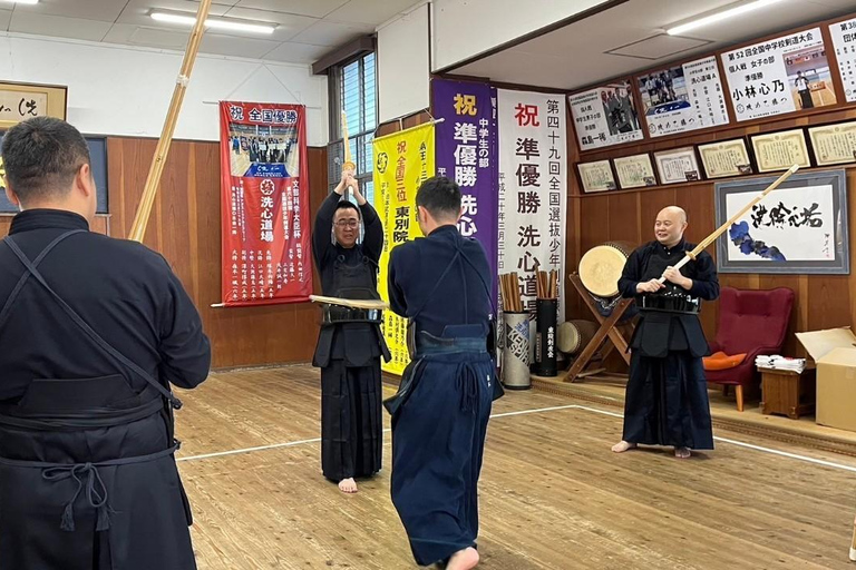 Nagoja: Trening samurajskiego kendoĆwicz Kendo, prawdziwe samurajskie doświadczenie w Nagoi