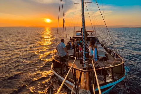Athens: 3-Hour Sunset Cruise with Swim Stop, Snacks & Drinks