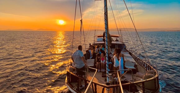 Athen: 3-stündige Sonnenuntergangsfahrt mit Badepause, Snacks und Getränken
