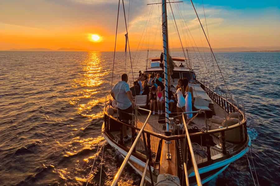 Athen: 3-stündige Sunset Cruise mit Badestopp, Snacks und Getränken