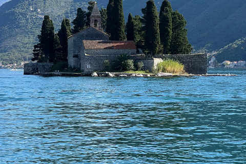 Paraíso Azul: recorrido en barco por la cueva Azul y la bahía de Kotor