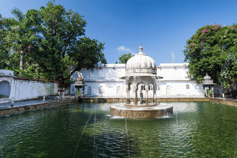 Tour della città di Udaipur di un giorno intero in auto con la guidaUdaipur: Tour guidato dell&#039;intera giornata della città di Udaipur in taxi