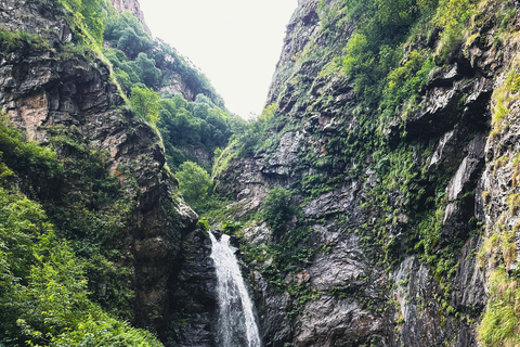 Kazbegi: Gveleti Waterfalls Private Tour with 4x4