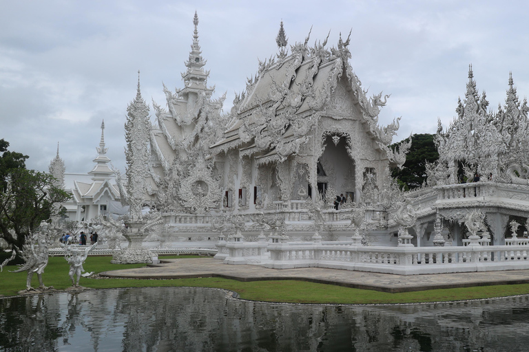 Från Chiang Mai: Dagsutflykt till Chiang Rais tempelFrån Chiang Mai: Chiang Rais livfulla rundtur bland templen