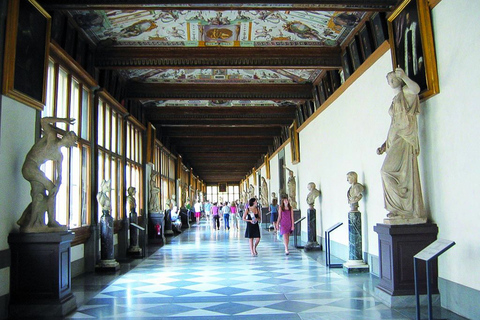 Florença: Galeria Uffizi: ingresso prioritário e tour em pequenos gruposExcursão Particular em Russo