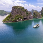 ハノイ発：ハロン湾デイクルーズ - 洞窟探検・カヤック・水泳