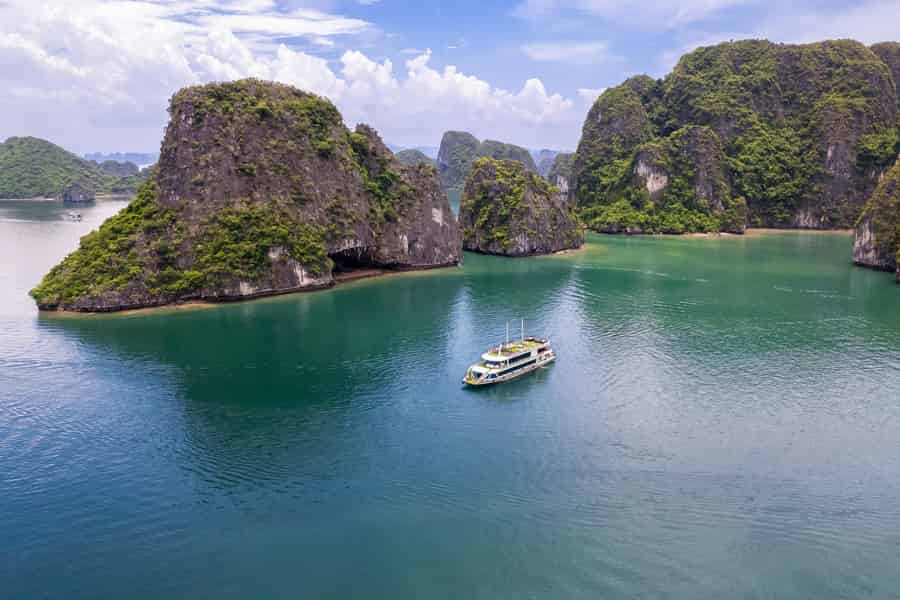 Hanoi: Tageskreuzfahrt in der Halong-Bucht – Schwimmen, Mahlzeit, Kajakfahren. Foto: GetYourGuide