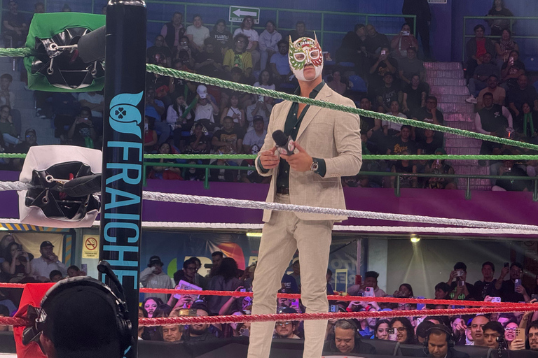 Mexico City:AAA x WWE Lucha Libre Tour with Guide and Ticket Mexico City: Lucha Libre Match with Ice Cream & Guide