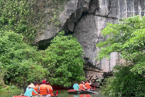 Ninh Bình: Bai Dinh, Trang An en Mua Cave dag privétourNinh Bình: Bai Dinh, Trang An en Mua Cave op de motor