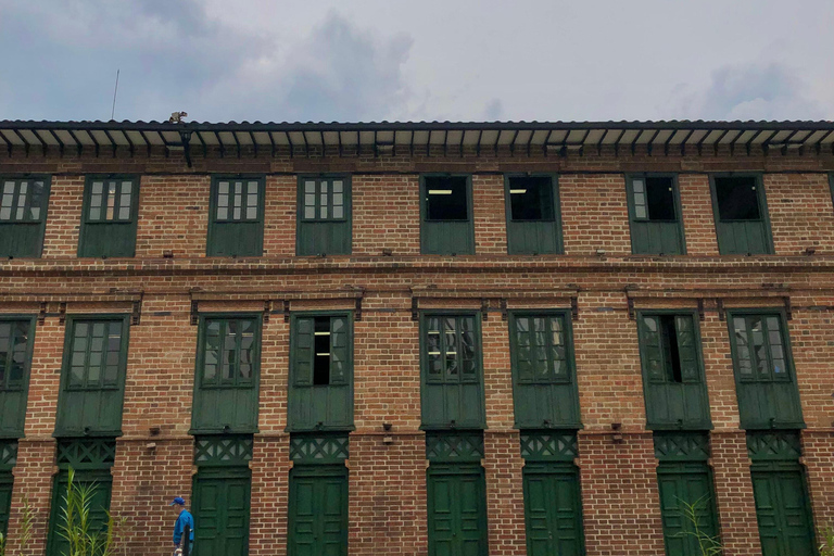 Medellín: Historische Stadtrundfahrt mit Metro und StraßenbahnTour auf Englisch