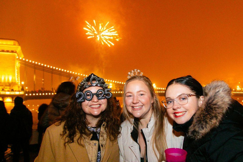 Budapest: New Year Boat Party Cruises with Unlimited DrinksSip &amp; Sail New Year&#039;s Day Premium Package