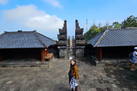 Yogyakarta: escursione al tempio di Sukuh e Cetho e al lago SaranganYogyakarta: escursione di un giorno ai templi di Sukuh e Cetho e al lago Sarangan