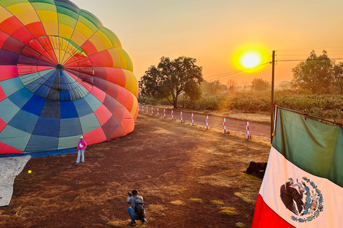 from MexicoCity:Balloon flight Over thepyramidsofTeotihuacanVuelo en globo aerostatico con traslado desde CDMX