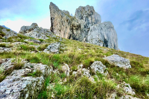 Wanderung auf den Gamti Berg und den Bovilla See von Tirana aus mit dem Land Rover