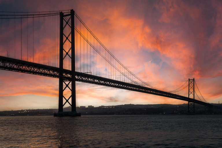 Lisbonne : Croisière sur le Tage au coucher du soleil avec boisson de bienvenueLisbonne : croisière au crépuscule sur le Tage, vin & en-cas