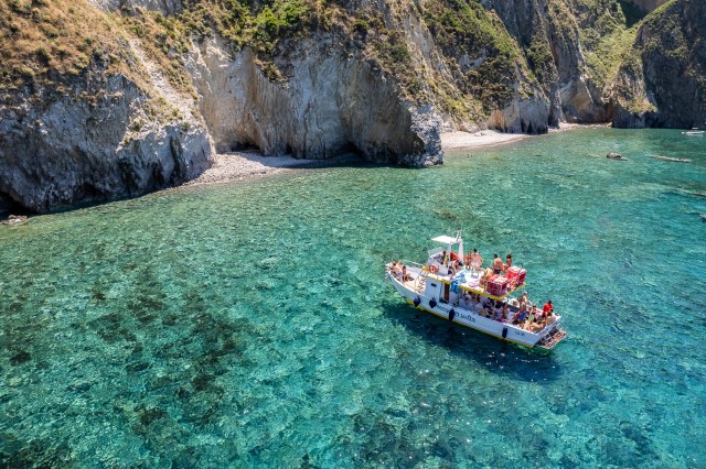 Visit Palmarola  Tour in barca con pranzo a bordo in Ponza, Italy