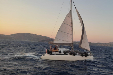 Santorini:Catamaran: private cruise with food &amp; drinksSantorini: private catamaran cruise with food &amp; drinks