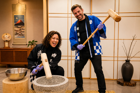 Tokyo: Traditional Mochi Pounding Experience in Shibuya
