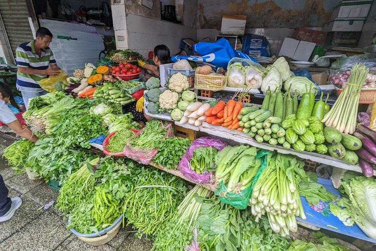 Hue: Aula de culinária tradicional com família local e passeio pelo mercado