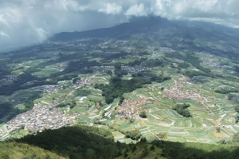 Yogyakarta: escursione guidata al Monte Andong con trasportoYogyakarta: Escursione guidata sul Monte Andong con trasporto incluso