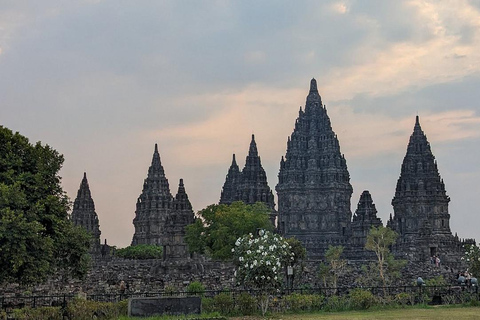 Yogyakarta: Prambanan Temple, Kota Gede & Beach Tour