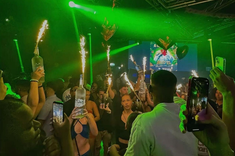 Barcelona: Pubcrawl with VIP Entry to Rooftops and Nightclub