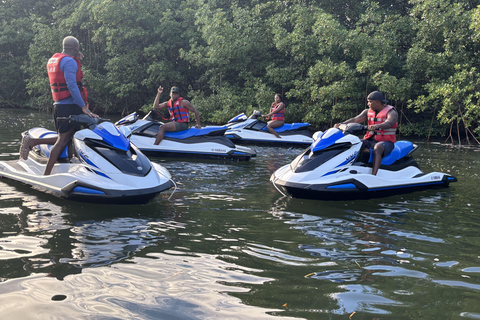 Jetski-tocht van 1 uur door de mangroves en rond het eilandje Guadeloupe1 uur jetskiën in de mangroves en rond het eilandje van Guadeloupe