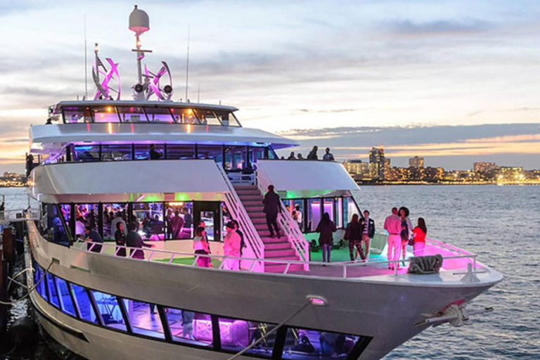 Soirée de réveillon du Hornblower Infinity New YorkAdmission générale (21+)