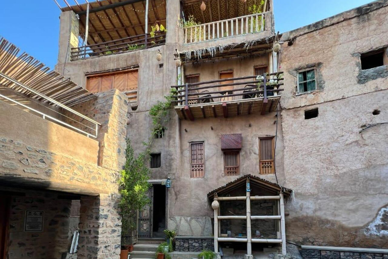 Muscat: Nizwa Fort and Old Al Hamra Village Full-Day Tour