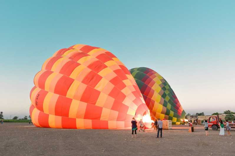 Dubai: Sonnenaufgangs-Heißluftballonfahrt mit E-Zertifikat