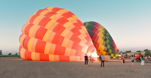 Dubai: Sonnenaufgangs-Heißluftballonfahrt mit E-Zertifikat