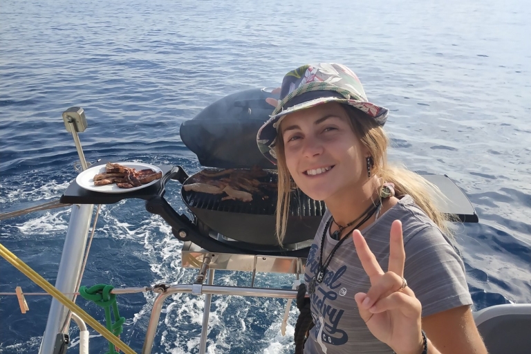 Santorini: ochtend- of zonsondergangcruise met gastronomische maaltijd