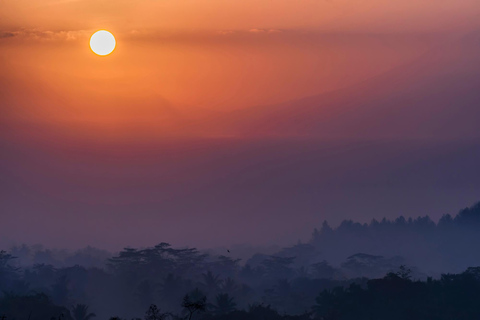 Yogyakarta : Lever de soleil sur Borobudur, volcan Merapi et Prambanan