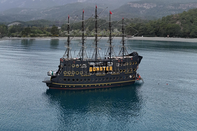 Gonster: gita in barca dei pirati all-inclusive con trasferimentoTour in barca dei pirati tutto compreso con incontro al porto di Kemer