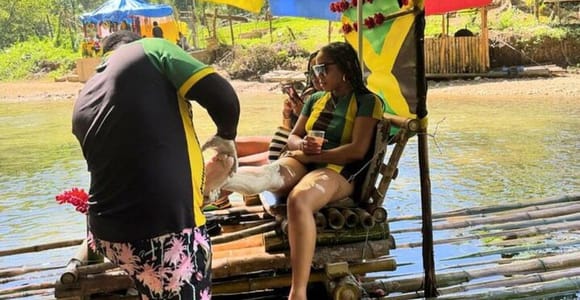 Montego Bay: Bamboo Rafting & Foot Massage Experience