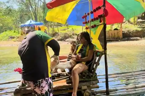Montego Bay: Bamboo Rafting & Foot Massage Experience