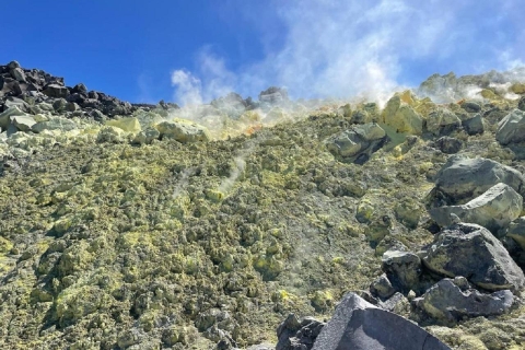 Spectacle des fumerolles de soufre : Expédition au cœur du volcanSpectacle des fumerolles de soufre : expédition au cœur du volcan